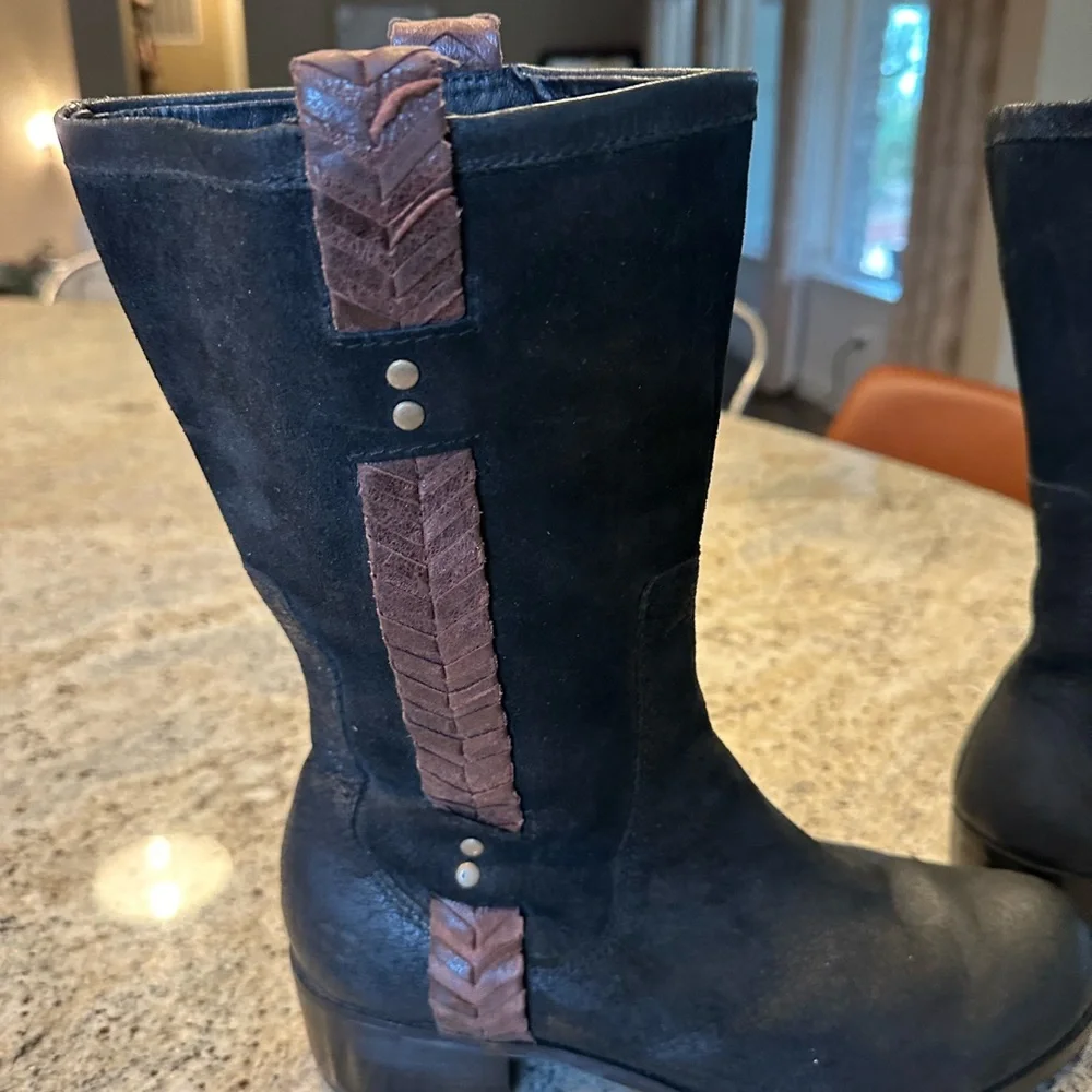 Ugg Jaspan black suede boot size 10.  Great condition